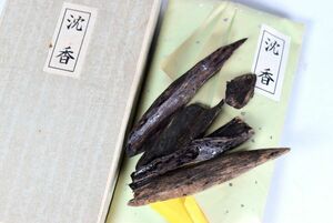 真南蛮 沈香 原木 重さ約14ｇ 紙箱付き 香道 茶道 沈香 伽羅 古美術 骨董品