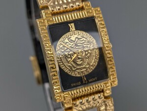 美品 稼働 GIANNI VERSACE ジャンニ ベルサーチ 09006 クォーツ QZ ゴールド ブラック 文字盤 スクエア メンズ 腕時計 Qa-238SK