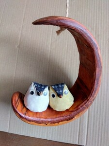 手造り木工品⑤　吊り飾り棚（本体のみ）　手造り品　直径１８cm前後、厚み６cm、重さ２８２g　 おてがる配送のゆうパケットプラス