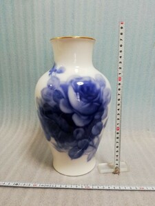 KA5261.大倉陶園　OKURA　オークラ　花瓶　ブルーローズ　金縁　高さ約27cm　薔薇　壷　花器 フラワーベース/80