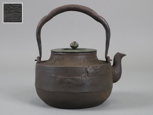 時代金工 萬龍堂 山水紋 鉄瓶 1219g 身在銘 小振 茶道具 急須 湯沸 水漏れ無 細密細工 古美術品[c914]