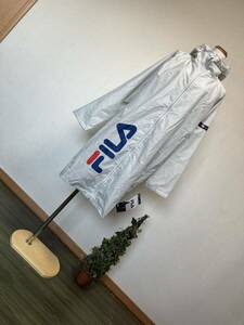 新品　FILA フィラ ロング丈レインコート グレー　 ブランドロゴ柄カッパ 雨具パーカ収納ポーチ　撥水はっ水　Ｌ　165-175cm