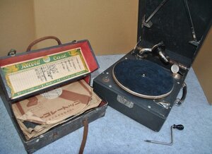 ☆超希少品【 昭和レトロ蓄音機 レコード25枚以上付き テイチクレコードタイヘイレコード 】動作品 音出しOK！針付き P11403