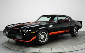 シボレー カマロ Z28 2代目中期 5.0L V8 1978年 壁紙ポスター ワイド版603×376mm （はがせるシール式）010W2