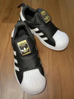 adidas キッズ　シューズ　スリッポン