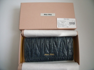 良好品 ◆ miumiu ◆ ミュウミュウ ◆ マテラッセ レザー素材 ◆ 長財布 ウォレット ◆ 紺色 ネイビーブルー系 ◆ 送料無料！！