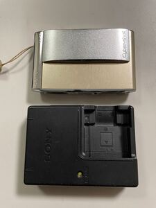 1360-1 SONY ソニー サイバーショット DSC-T5 充電器付き　ゴールド デジタルカメラ　通電確認済み