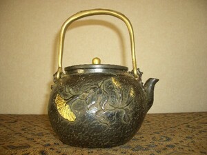 鉄製茶壺・鉄瓶（１３０）