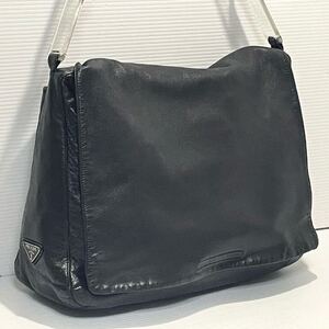 aa 00■ 極美品 PRADAプラダ PRADA プラスチックハンドル 三角ロゴプレート ラム レザー ワンショルダー バッグ 黒