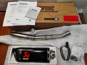 新品★AKRAPOVIC カーボン スリップオンマフラー マフラー TRIUMPH STREET TRIPLE 765 S R RS ストリートトリプル S-T7SO2-APC S-T7S02-APC