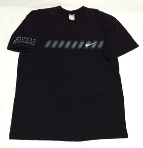 ☆NIKE TEE 半袖Tシャツ XLサイズ ラバーGLAYグレイ白色プリントSWOOSHスポーツ ウェア フアッションCOTTONティー ナイキ BETTER WORLD.COM