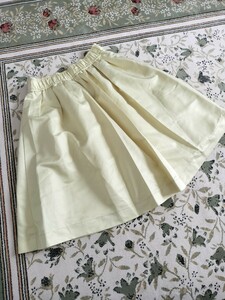 NanoFeuille 百貨店で購入　レモン色の艶スカート　ハリ感ボリューム大人っぽい　130