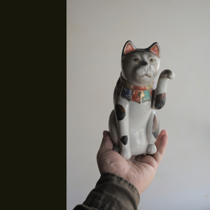 古い陶磁器の招き猫 左手まねきねこ 九谷焼ネコ 20cm 大正時代 昭和初期 戦前 郷土玩具 人形 市松人形 ビスクドール