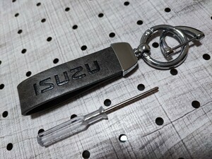 ISUZU 極厚レザー&銀 キーホルダー カラビナ【カーキグレー】いすゞ アスカ ウィザード ジェミニ ビッグホーン ビークロス ピアッツァ