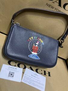 送料込●新品●COACH X PEANUTS スヌーピー ボディバッグ ネイビー　スノードーム ショルダー 2022.10新作 ピーナッツ コーチ