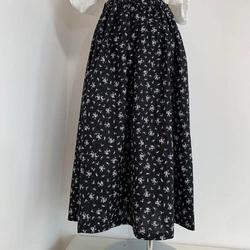 sale・ギャザーロングスカート●かわいくふんわり●綿麻シーチング・小花柄/ブラック●丈81.5ｃｍ