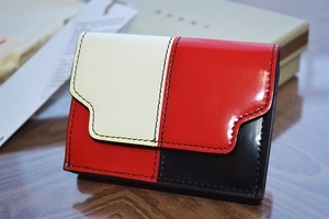 MARNI マルニ TRUNK トランク trifold wallet パテント系レザー コンパクト 三つ折り 財布 未使用