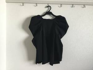 公式オンライン購入　SEVEN TEN by MIHO KAWAHITO セブンテン ポインティショルダートップス　黒　秋服　28,600円(税込) 