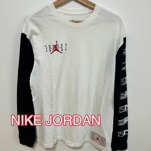 K■ NIKE JORDAN ナイキ ジョーダン メンズ 長袖Tシャツ 白×黒 S バスケットボール スポーツTシャツ クリアロゴ プリントT 腕プリント