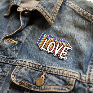 【ワッペン】アイロンワッペン デニム・ジーンズ相性抜群！古着・洋服のリメイクに！刺繍 お裁縫 Love (No/006）