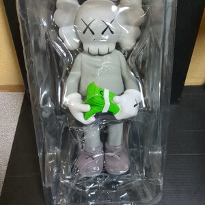 新品未使用箱無しKAWS28cmグレー　