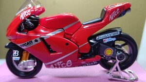 スケール 1/18 DUCATI DESMOSEDICI ！ MARCO MELANDRI NO 33 世界の名バイク！ Maist