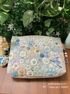 手刺繍入り麻と綿のポーチ〜春花草原とルリビタキ★通帳入れ☆コスメポーチ★ハンドメイド★セラミックビーズチャーム付