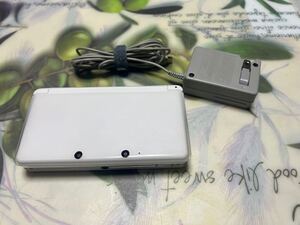  　ニンテンドー3DS ホワイト　スパ4おまけ(ケース無) タッチペン有　充電コード有 