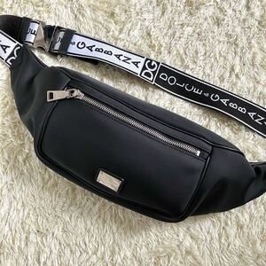 【近年モデル!! 美品!!】DOLCE&GABBANA ドルガバ ボディバッグ ショルダー スリング ロゴストラップ プレート ビジネス メンズ ブラック 黒