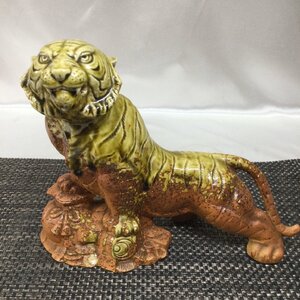 【中古/現状品/TO】虎置物 トラ 陶器 焼物 置物 飾り物 縁起物 約24cm×9cm オブジェ インテリア　MZ0608