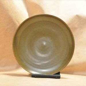 【陶器】お皿　丸中皿　手作り 煮物・中皿 直径22センチ　素朴　シンプル　茶緑色