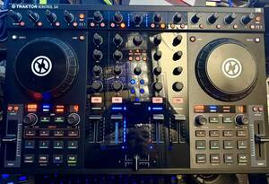 Native Instruments Traktor Kontrol S4