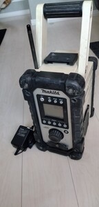 マキタ makita 充電式ラジオ 18V ラジオ MR107 100v　純正アダプター付き　ジャンク品　 FM-AM　完動品　バッテリー別　格安出品　