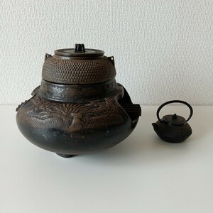 南部鉄器 鳳凰紋 茶釜型香炉 鋳鉄香炉 茶道具 骨董 風炉釜 三つ足 鳳凰柄 在銘有 中古品 鉄瓶 ミニ 2点セット アンティーク 工芸品 箱なし