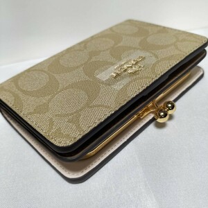 COACHシグネチャーキャンバス　キスロック　ミディアムウォレット　ライトカーキ×チョーク 