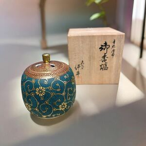 九谷青粒『九谷伊平』加賀国小松 青粒唐草手花唐草文 香炉 共箱 茶道具 九谷焼 コレクター古美術品