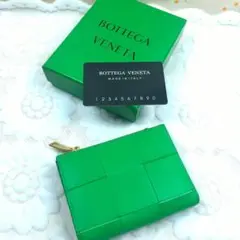 美品 BOTTEGA VENETA 二つ折り財布 カセットイントレチャート 緑