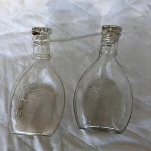 明治、大正時代の古いガラスの哺乳ビン。ツバメ印の刻印。珍品。二個。横幅9センチ。立ての長さ15.7センチ。