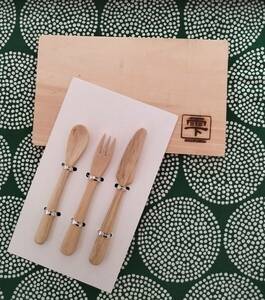 木工職人さん手作りのスプーン・フォーク・バターナイフのセット…と、ミニまな板のセットです。