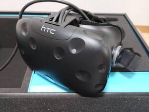 現状品　HTC VIVE VRシステム VRヘッドセット 本体 箱付き コントローラー アダプタ その他付属品