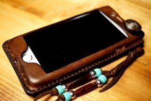 ハンドメイド サドルレザー iPhone SE2 ケース 蓋なし ビンテージ染めブラウン スタッズ