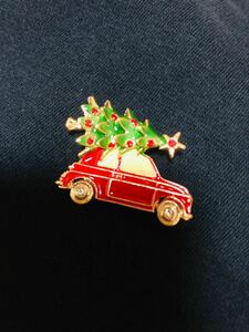 ツリーを運ぶ赤い車　クリスマスブローチ　プレゼント　ニット　コート　帽子　カバン