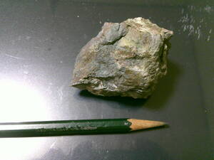 輝緑凝灰岩　Scharlstein　千葉県産　岩石　岩石標本　コレクション処分品　重さ１２０ｇ