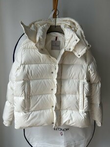 Moncler/モンクレール/MAYAシリーズ/スキーシーズン/無地/刺繍バッジ/フード付き/暖かい/ダウンジャケット/男女兼用/アイボリー