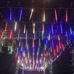 イルミネーションライト 30m/8本 LEDライト ソーラー充電 彩色 ロマンチック雰囲気 飾り付け リモコン 防水 防雨 結婚式 恋人 uz-938