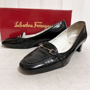 和516★⑤ 箱付 Salvatore Ferragamo サルヴァトーレフェラガモ パンプス ヒール エナメル パテントレザー 8 D ブラック レディース