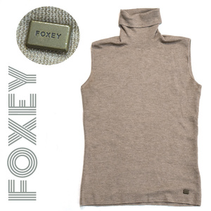 FOXEY BOUTIQUE■ロゴプレート付きカシミヤ×シルクノースリーブタートルネックニット　セーター　40（L）フォクシーブティック