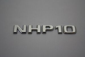 取り付け例あり　ベンツ風 トヨタアクア型式エンブレム NHP10　アルファーベット