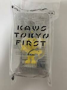 kaws キーホルダー　JPP 黒　イエロー　２体セット