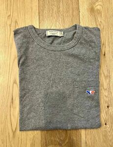 ◎名作◎希少◎高級感◎国内正規品◎MAISON KITSUNE Tシャツ ロゴ ワッペン 胸ポケットグレー 半袖